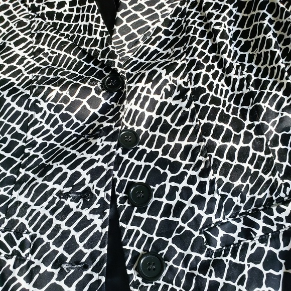 First Option black and white button down blouse - Picture 3 of 6